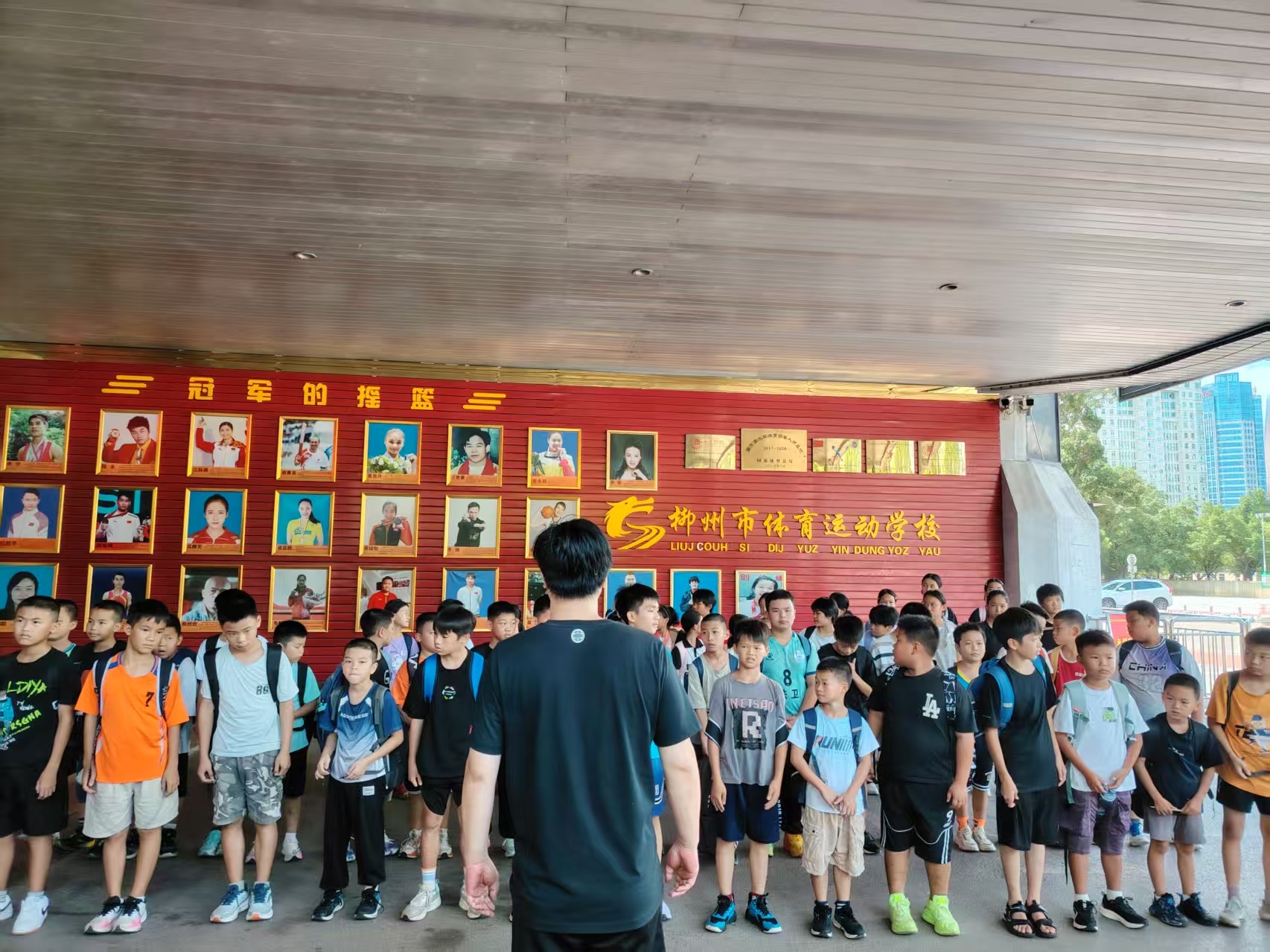图1:为夯实新学期基础,对内宿生开展管理制度、礼节礼貌、交通安全等方面的普及教育.jpg
