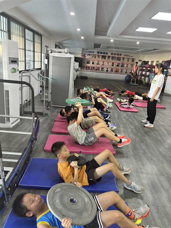 图4:摔跤队的队员们——体能训练中.jpg