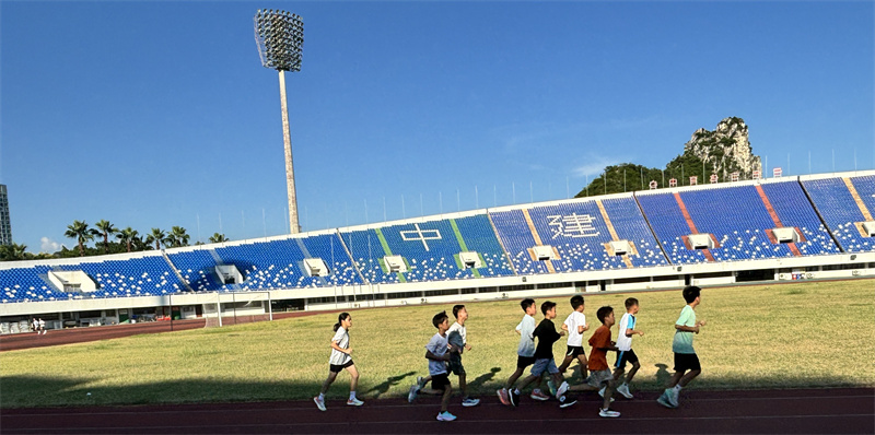 图6:田径队无惧秋日炎炎——开启跑圈模式.jpg