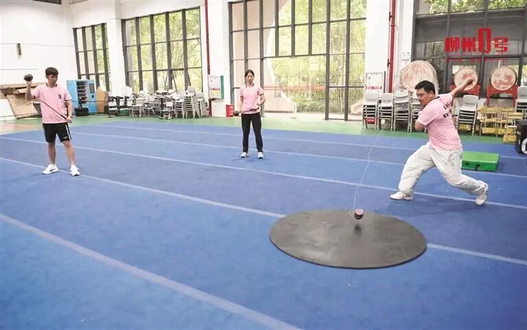 训练场内,运动员正在进行训练。