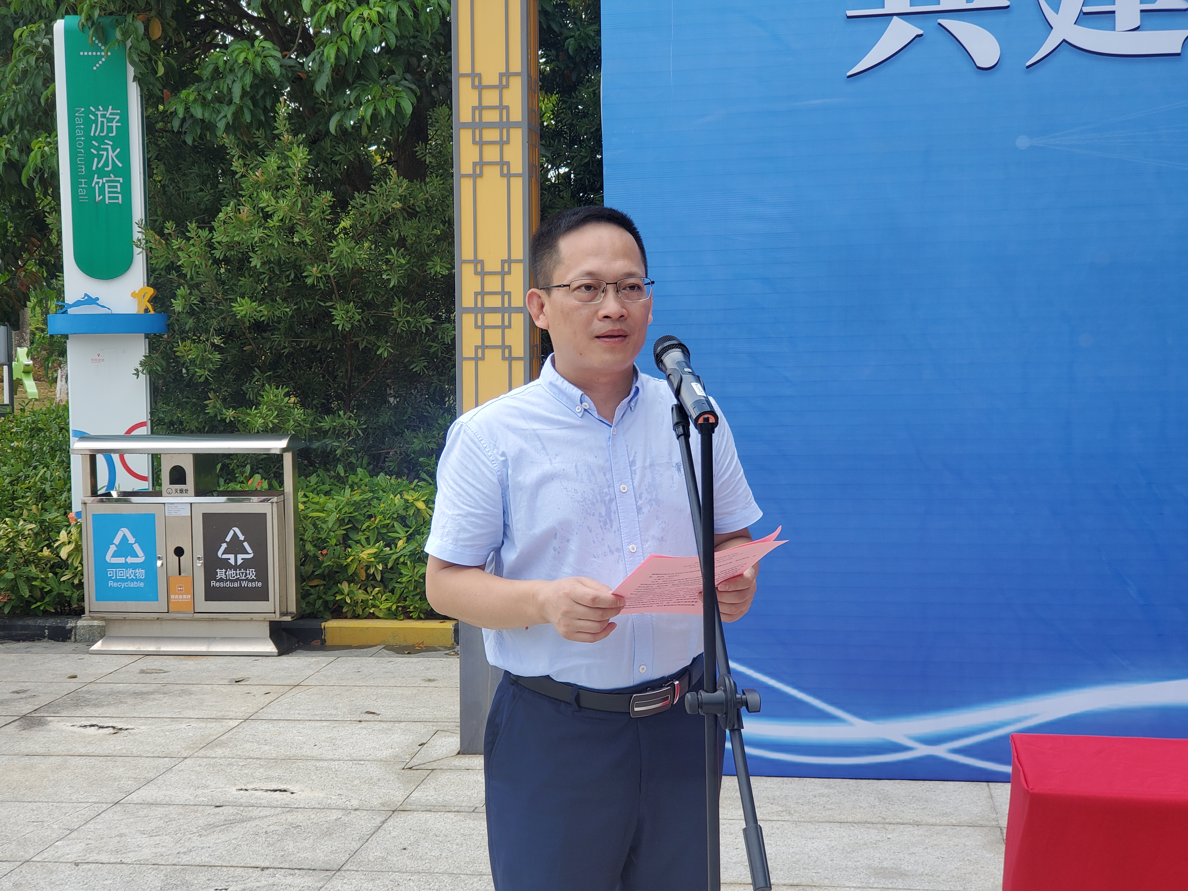 市一职校校长覃海波讲话.jpg