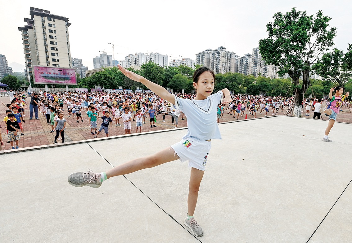 市弯塘小学教育集团总部民族实验小学,学生在做广播体操.jpg