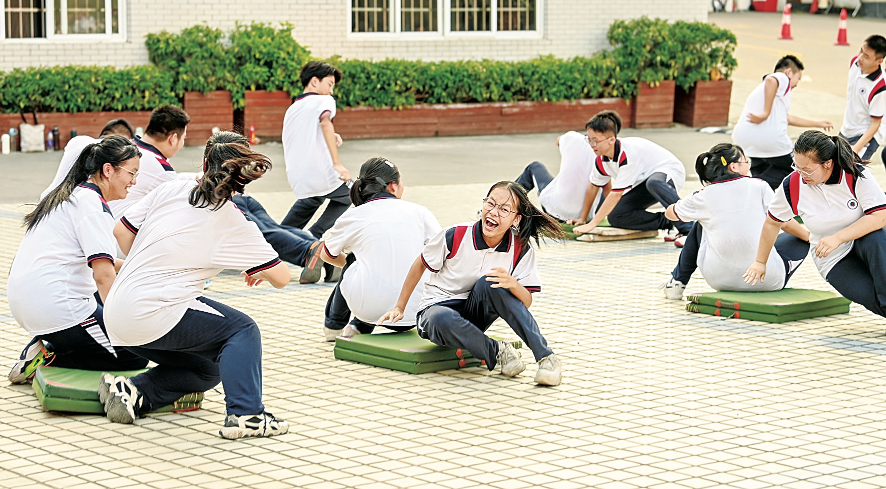 市第十五中学的学生进行趣味活动.jpg